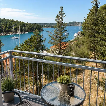 Birke With Pool And Sea View Floor Three Apartamento Milna (Brac)